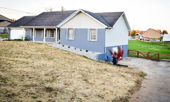 Somerset House | Roomy 6 bedroom near the lake and close to town. Fenced in yard, pets welcome!