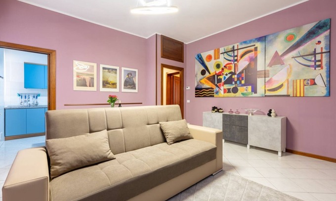 Parma City Centre Apartment | Roomy 75 sqm apartment a few steps from Parma train station. The accommodation is located on the second floor of a building with lift and can host up to 5 people. Please note that there is a step to access the structure.The building is located in the his