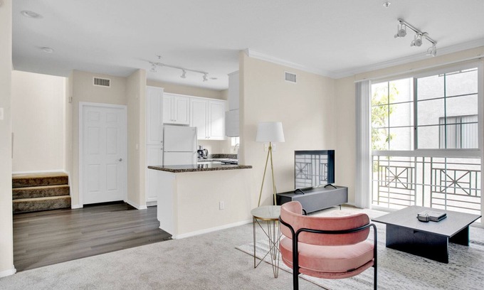 Verdugo Viejo Apartment | Roomy Glendale 2BR w/Gym, Pool & Jacuzzi, walk to Bars, by Blueground
