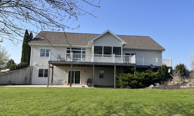 Butte Des Morts House | Roomy home on 18 acres 15 Min to EAA Airventure