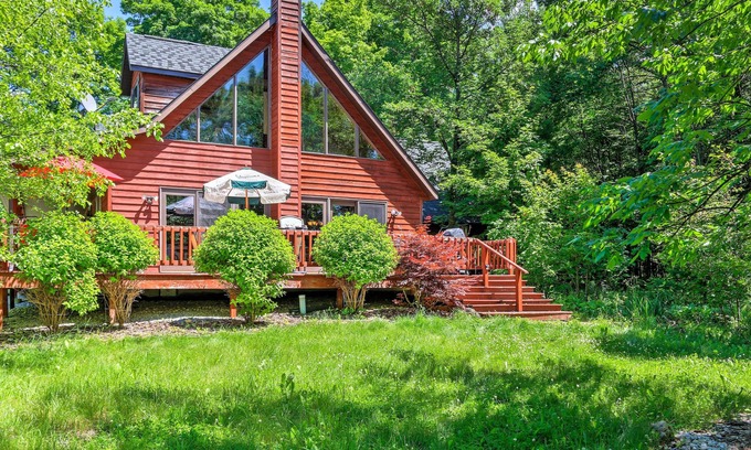 Egg Harbor House | Roomy House on 2 Acres - 2 Mi to Egg Harbor Beach!