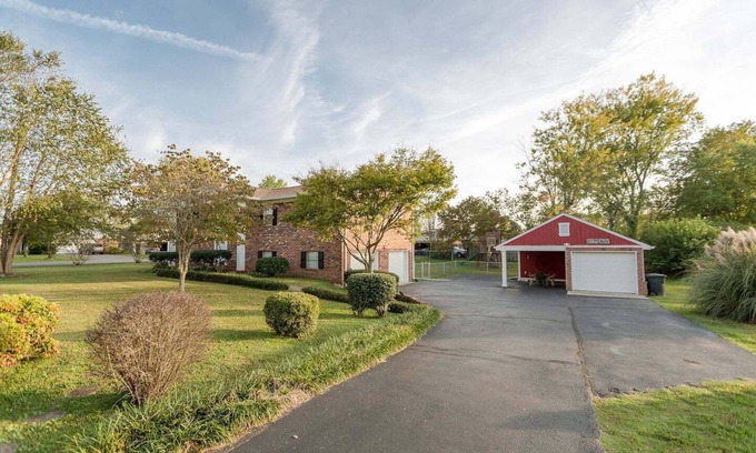 Cleveland House | ROOMY!, pet friendly, fenced backyard.