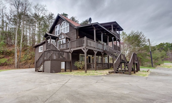 Oakman House | Roomy, three-story mountain home with two full kitchens, game rooms, & AC