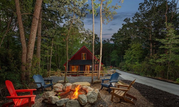 Fairview Villa | Roosters Den! Modern Cozy Cabin!