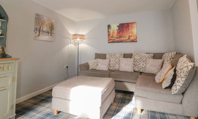 Castleton Cottage | ROSE COTTAGE, pet friendly, character holiday cottage in Castleton