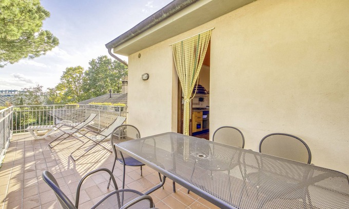 Castiglione del Lago Apartment | Rosemary apt with shared pool family fun, Castiglione del Lago, Italy