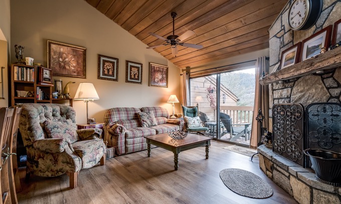 Sapphire House | Roses Mountain Retreat - Townhome with Amenities!