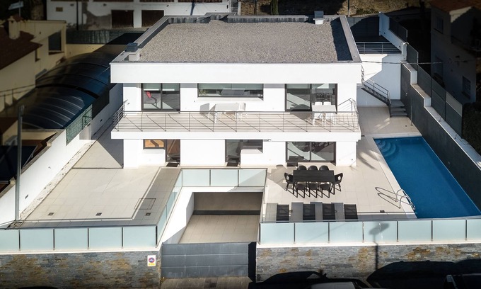 Roses Town Center Villa | ROSES, NEAR the BEACH and CITY CENTER. SUPERB LUXURY VILLA WITH SWIMMING POOL