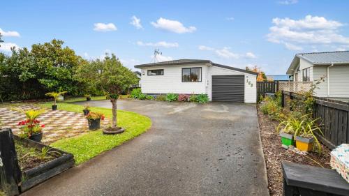 Snells Beach House | Roseville - Snells Beach Holiday Home