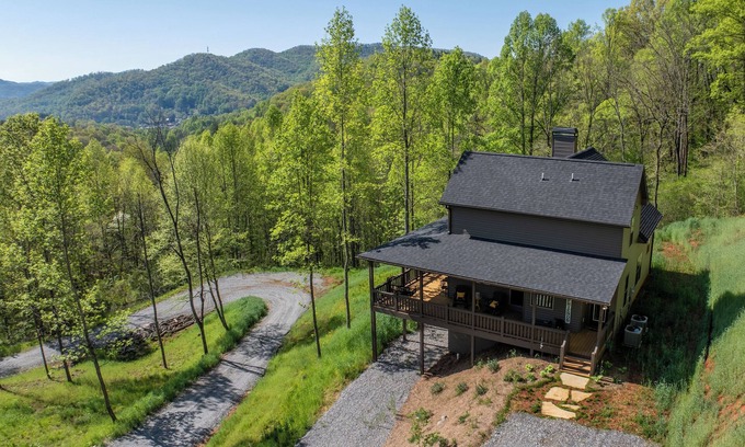 Sylva House | Rosey Hazel - Stunning Mountain Views!