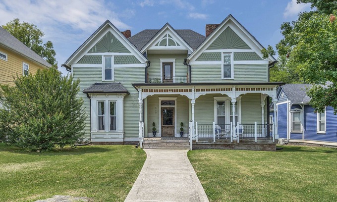 Clarksville Condo | Ross & Ashley's Retreat (117 Marion St, #4)
