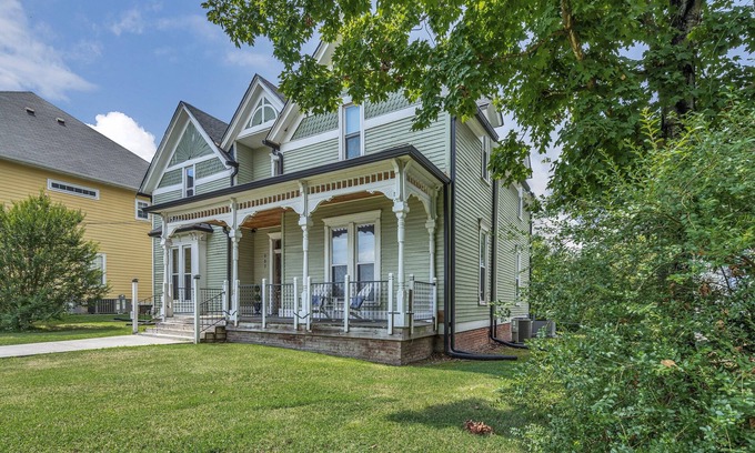 Clarksville Condo | Ross & Ashley's Retreat (117 Marion St, #1)