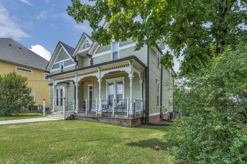 Clarksville Apartment | Ross & Ashley's Retreat (117 Marion St, #1)