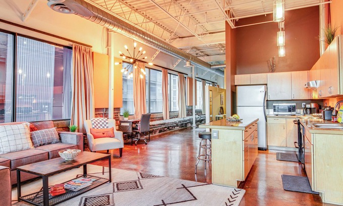 Raynolds Addition Apartment | Route 66 View: Penthouse in Dtwn Albuquerque!