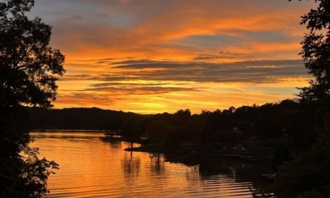 Goodview House | Roxy Park: Private, Wifi, 2 kayaks, quiet cove, open floorplan, gas grill