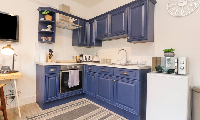 Kirkby Lonsdale Cottage | ROYAL BARN VIEW, family friendly, with a garden in Kirkby Lonsdale
