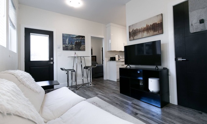 Colwood House | Royal Bay Modern 2 Bedroom Suite