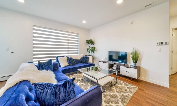 West Edmonton Apartment | Royal Blue Wild Oasis Corner PNHSE KingBed U/G Wi-fi
