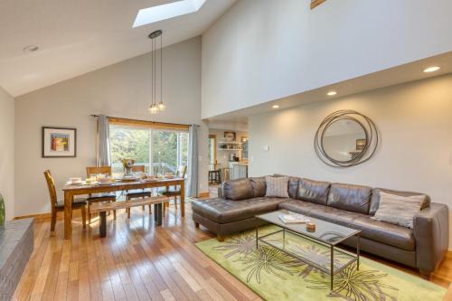 Arch Cape House | Royal Canoe by AvantStay Walk to the Shore Private Yard
