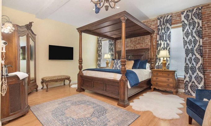 Fort Smith House | Royal Crown suite with a king size bed/Gameroom/Coffee bars/Huge tub/Grand Colonial