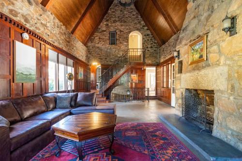 Columbus House | Royal in Columbus- Midtown Columbus Castle