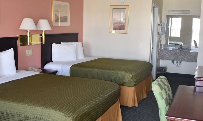 Bentonville - Fayetteville Hotel | Royal Inn