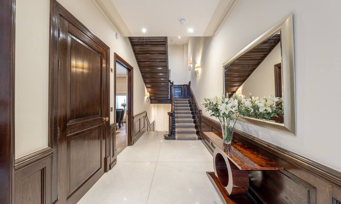 Westminster House | Royal Mayfair Mansion: Luxurious 7-Bedroom villa