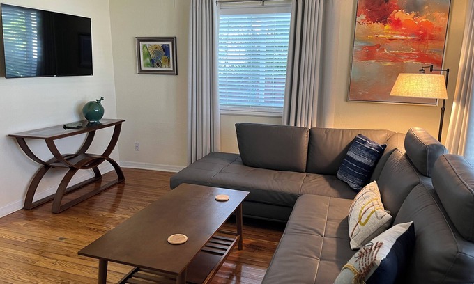 Altamont Manor Apartment | Royal Palm Apt-Huge BR, Remodeled Kitchen & Cabinets, Comfy Leather Sofa!