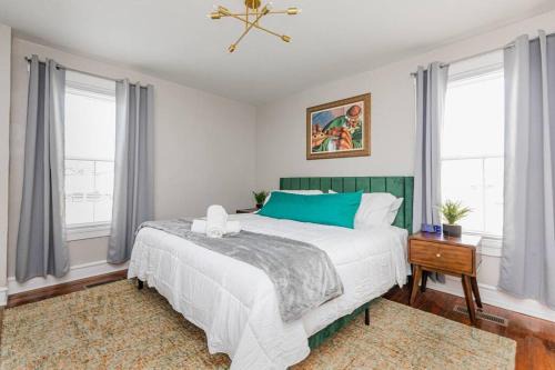 Mosby Apartment | Royal Respite Green Kings and Grey Queens Hideaway!
