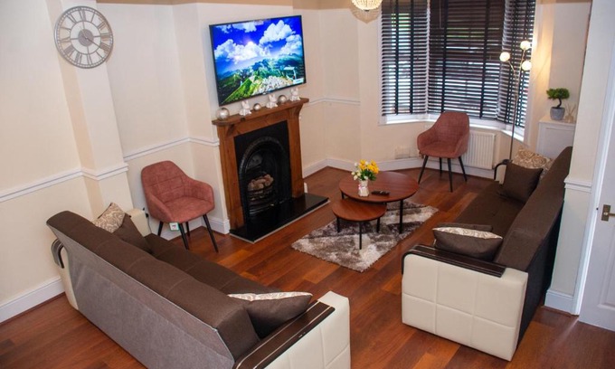 Northampton House | Royale Green View House- free parking, Wifi, Perfect for Contractors and Holiday