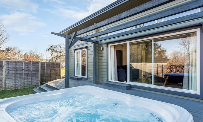 Harlow Apartment | Roydon Two Bedroom Lodge with Hot Tub (Pet)