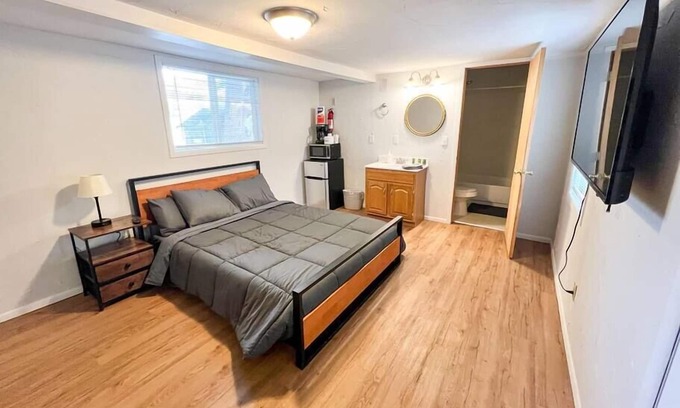 Howard Apartment | RT Lodge Room 4, Dogs Stay Free