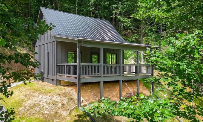 Sylva House | Ruby Ridge - Amazing views, Close to Town, Pet Friendly