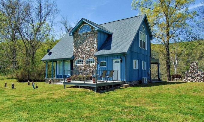 Boswell Cottage | Ruby’s Landing Cottage w/Deck & White River Views