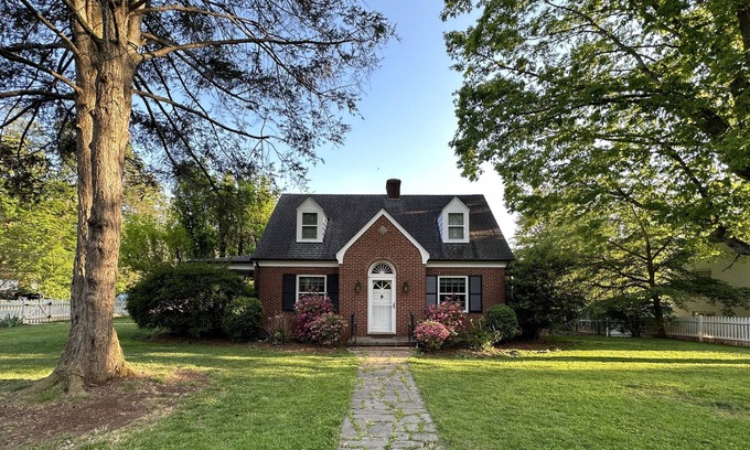 Barracks Rugby House | Rugby Avenue Getaway