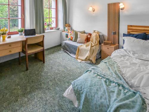 Domviertel Apartment | Ruhiges Zimmer mit Gartenblick & Schreibtisch