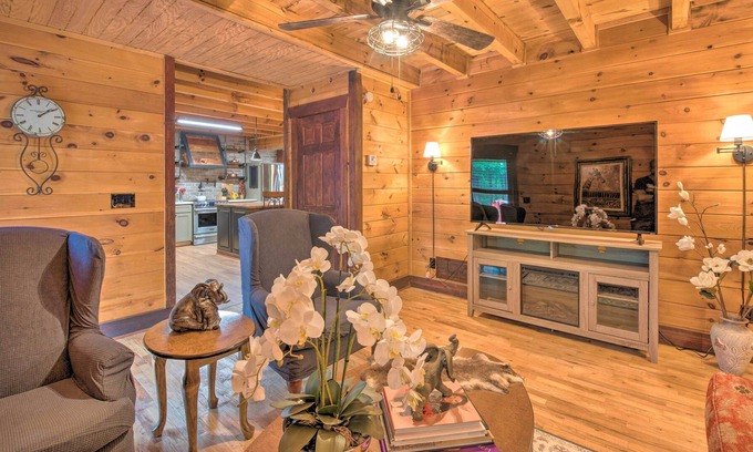 Dallas Cabin | Rural Dallas Gem w/ Hot Tub, Sauna + Fire Pit!