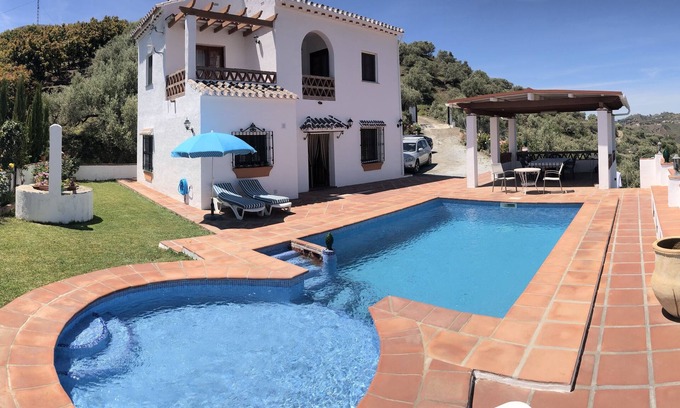 Torrox House | Rural house 15 minutes away from the beach. Private swimming pool and free WIFI