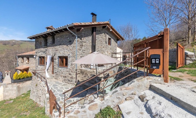 Mollo House | Rural House 'El Roure' with Mountain View, Private Pool and Wi-Fi