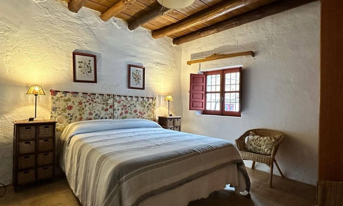 Otura House | Rural house 'La Casa Del Palomar' with mountain views, shared pool and Wi-Fi
