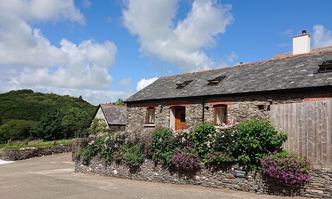 Brayford Cottage | Rural retreat for 2 with private HOT TUB close to Exmoor and the Coast