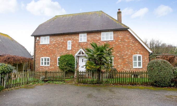 Elham House | Rural Retreat with Stunning Views, Sleeps 6