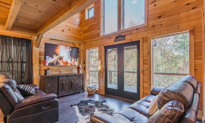 Trenton Cabin | Rusko's treetop retreat w/Hot Tub & Nature Views