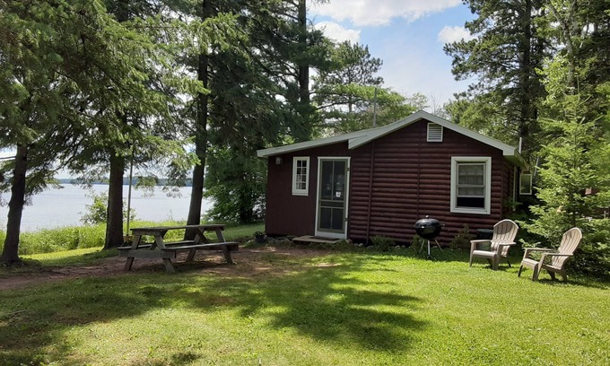Hayward Cabin | Rustic 2 Bed Lakeside Cabin - boats available