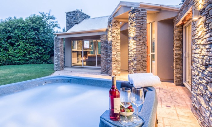 Arthur's Point House | Rustic 6-Bedroom Home in Arthurs Point