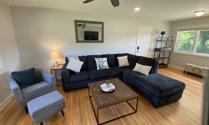 Belmont House | Rustic Belmont Farmhouse - 15 min to uptown Charlotte