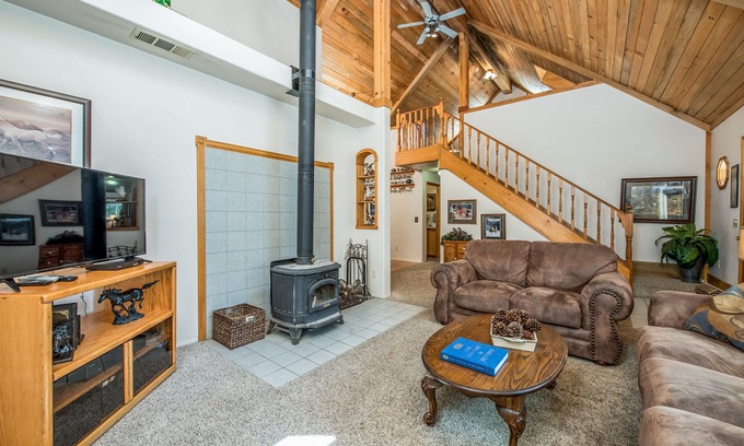 Shaver Lake Cabin | Rustic cabin conveniently located right by town with space for all