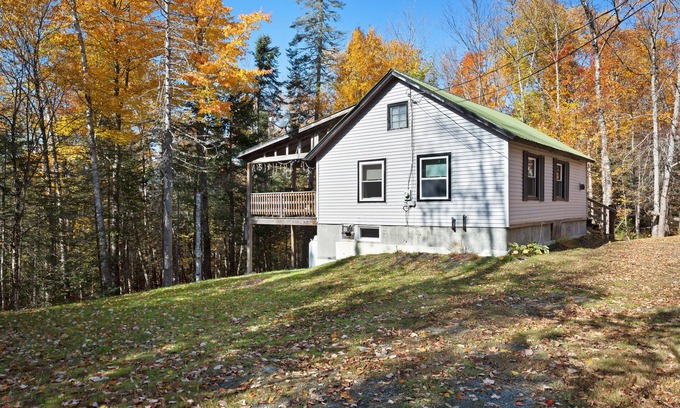 Greenville House | Rustic cabin near boating, fishing or hiking to the lake - dog-friendly