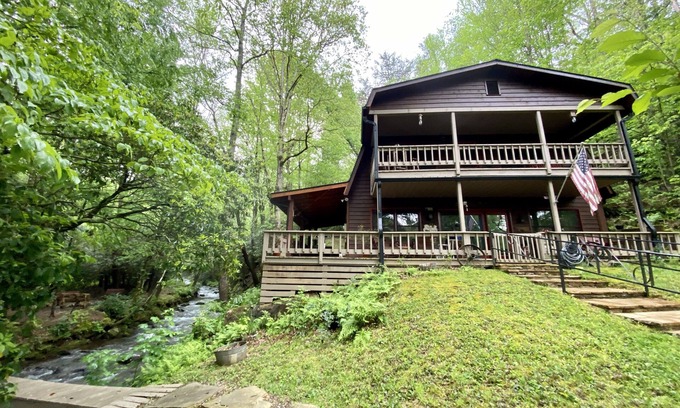 Hiawassee Cabin | Rustic cabin on Huge Creek!Chef kitchen!Cute & Quaint Lazy Bear Creekside Cabin♥️