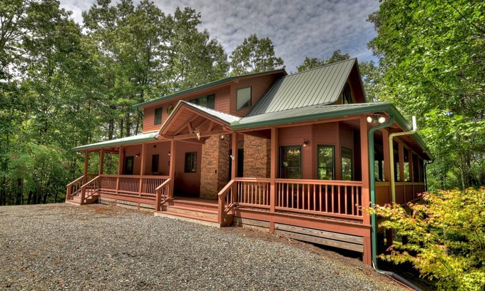 Mineral Bluff Cabin | Rustic Cabin w/3 En suite BR+Game Room+Hot Tub